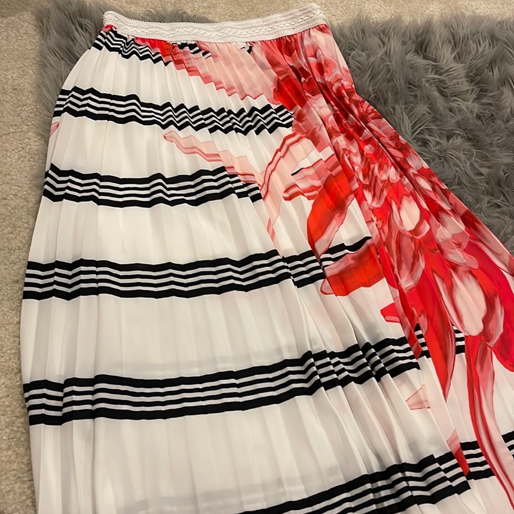 Like new super cute a line midi skirt